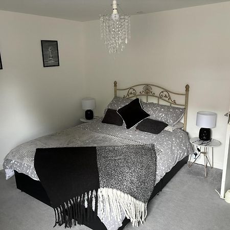 2 Bed-Sleeps 4-Sea View-Pet Friendly-Parking Apartman Llanelli Kültér fotó