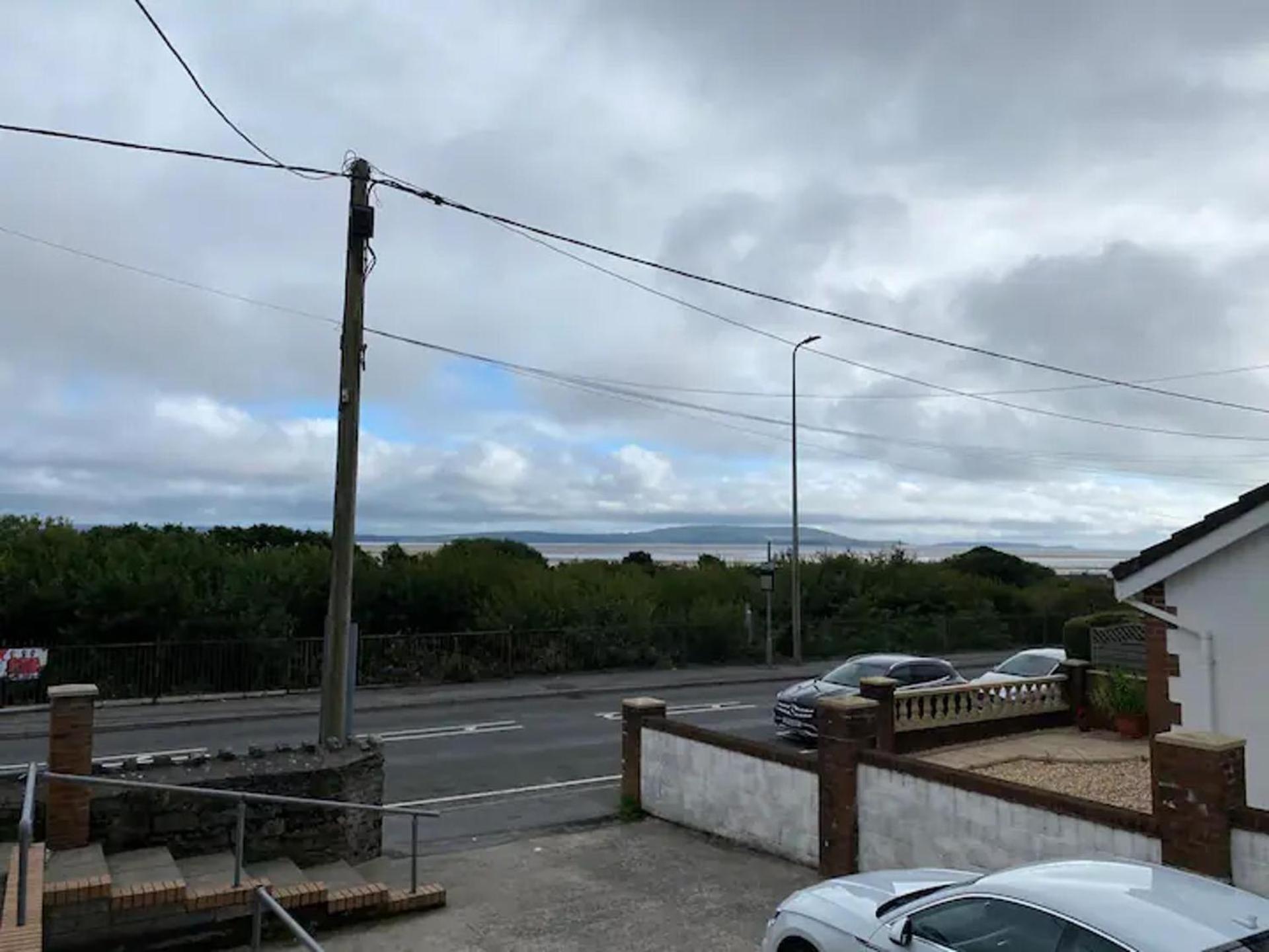 2 Bed-Sleeps 4-Sea View-Pet Friendly-Parking Apartman Llanelli Kültér fotó