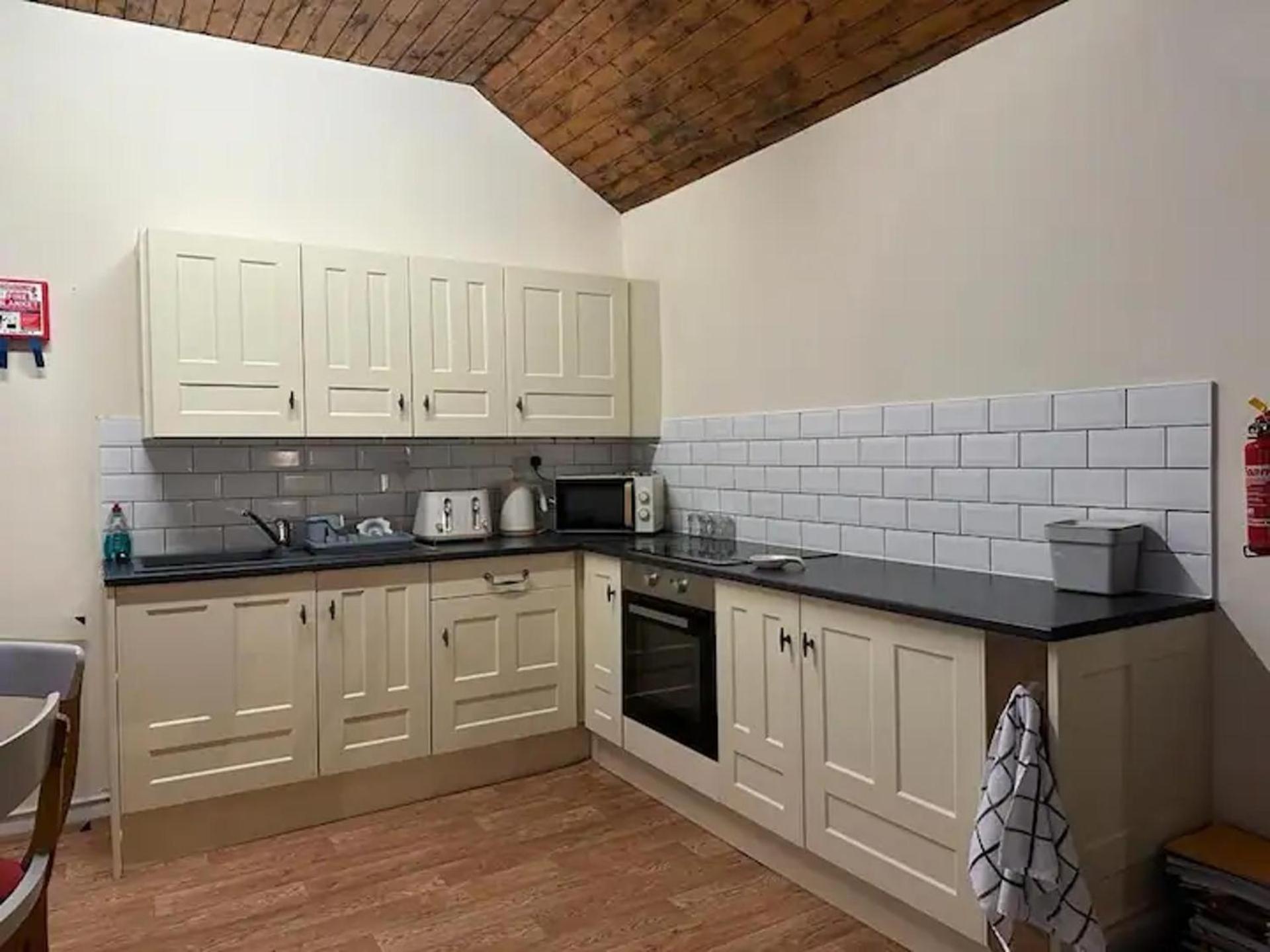 2 Bed-Sleeps 4-Sea View-Pet Friendly-Parking Apartman Llanelli Kültér fotó