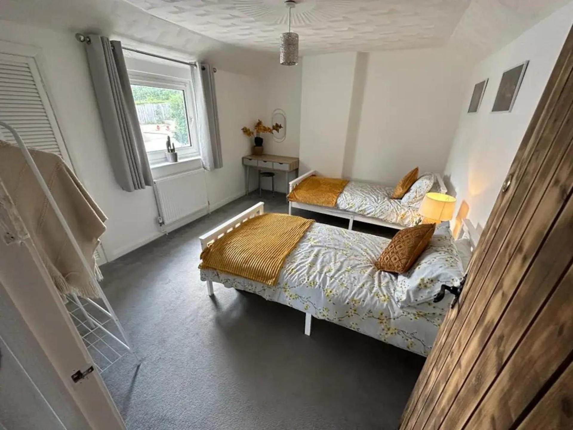 2 Bed-Sleeps 4-Sea View-Pet Friendly-Parking Apartman Llanelli Kültér fotó