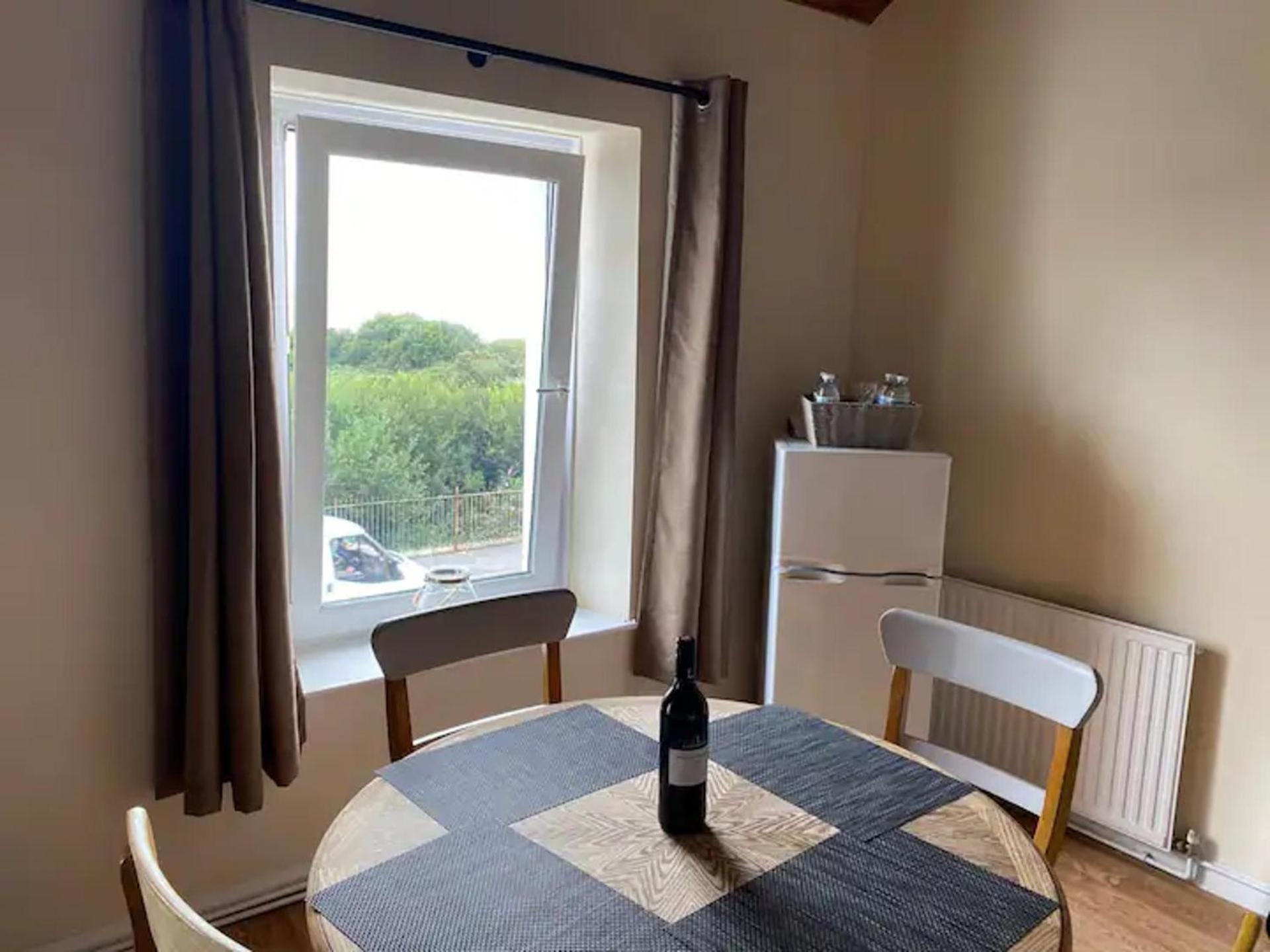 2 Bed-Sleeps 4-Sea View-Pet Friendly-Parking Apartman Llanelli Kültér fotó