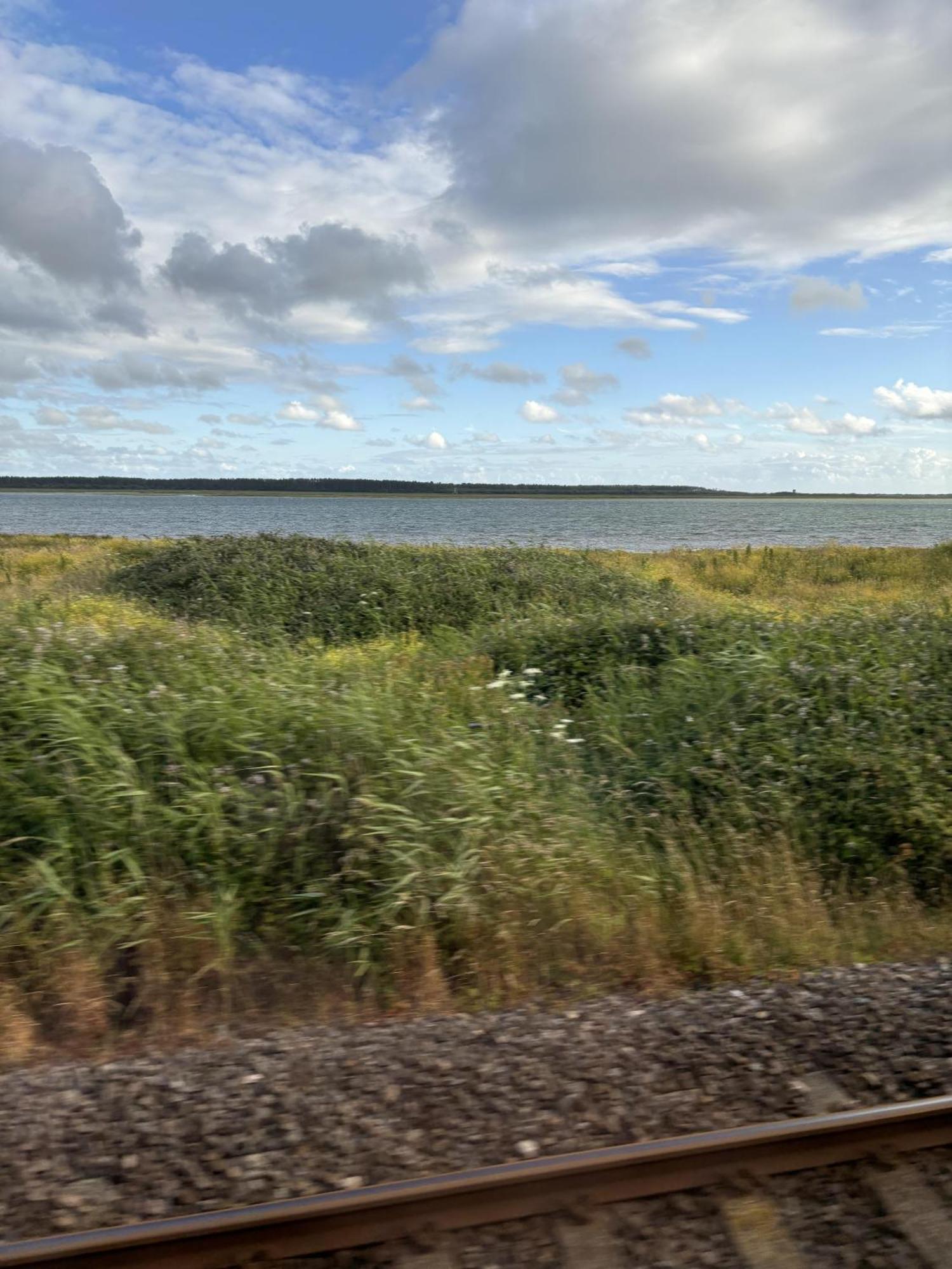 2 Bed-Sleeps 4-Sea View-Pet Friendly-Parking Apartman Llanelli Kültér fotó